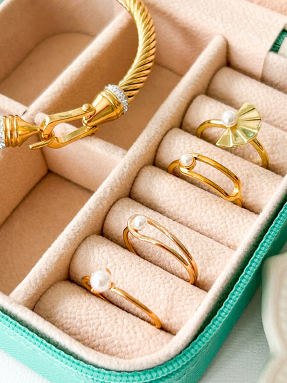 Single Pearl Ring – Sortija Dorada