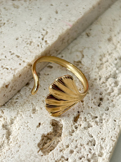 Leaf Ring – Sortija Dorada Ajustable con Diseño de Hoja Natural Elegante