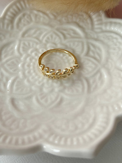 Shiny Leaf Ring – Sortija Dorada Ajustable con Diseño de Hojas Brillantes