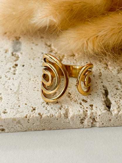 Alanis Ring – Sortija Dorada Escultural de Diseño Moderno