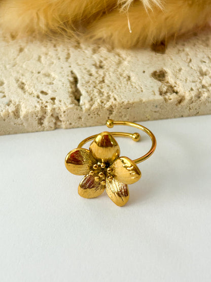 Christi’s Ring – Sortija Dorada Ajustable con Flor de Diseño Romántico