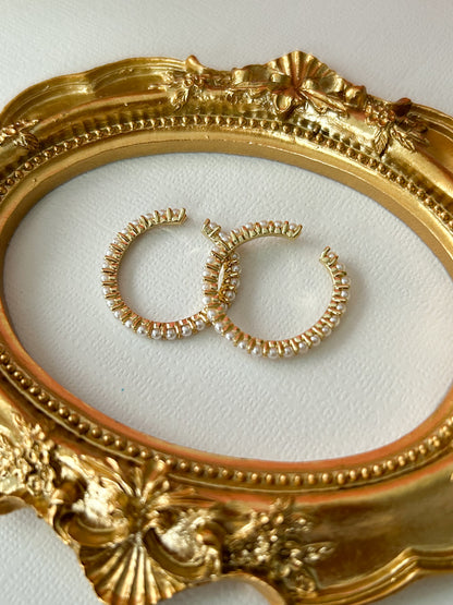 Micro Pearls Ring – Sortija Dorada Ajustable con Micro Perlas de Estilo Vintage