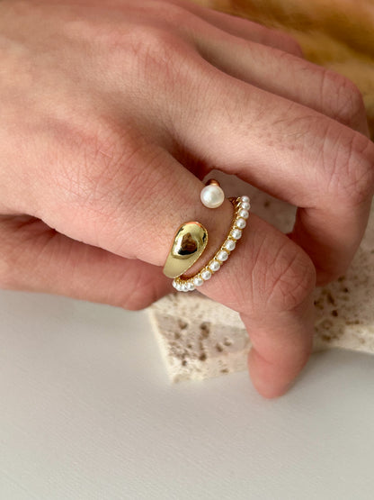 Angie’s Ring – Sortija Dorada Ajustable con Micro Perlas Elegantes