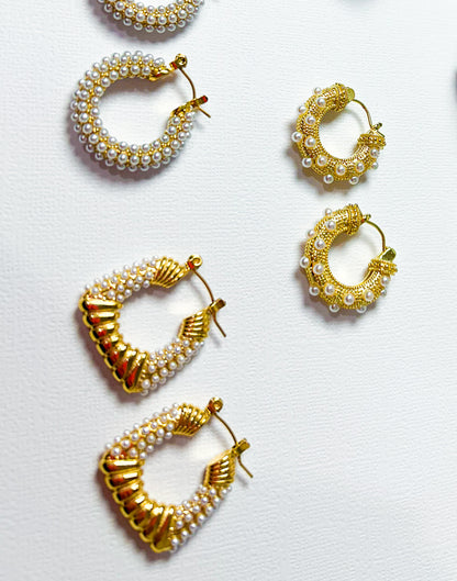 Pantallas Annie – Vintage Pearl Hoops