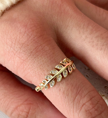 Shiny Leaf Ring – Sortija Dorada Ajustable con Diseño de Hojas Brillantes