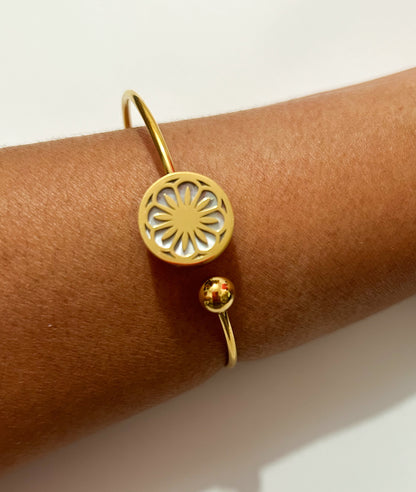Flori Bangle – Brazalete Floral Ajustable en Acero Inoxidable Dorado