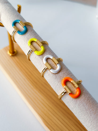 Colorful Rings – Sortijas Doradas Ajustables con Eslabones de Colores