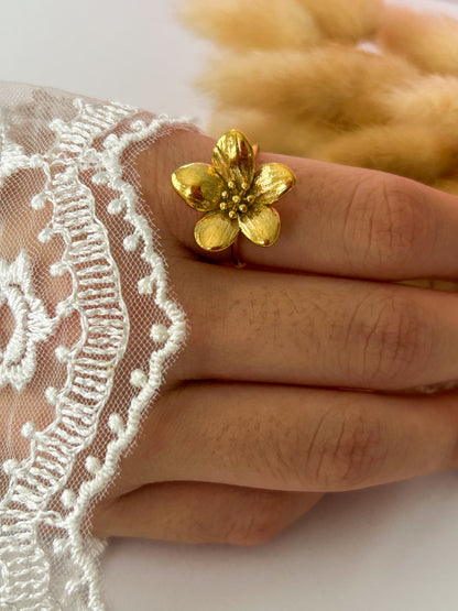 Christi’s Ring – Sortija Dorada Ajustable con Flor de Diseño Romántico
