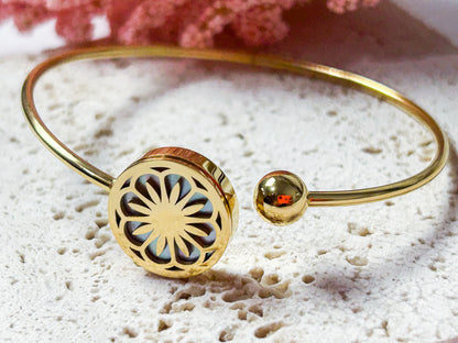 Flori Bangle – Brazalete Floral Ajustable en Acero Inoxidable Dorado
