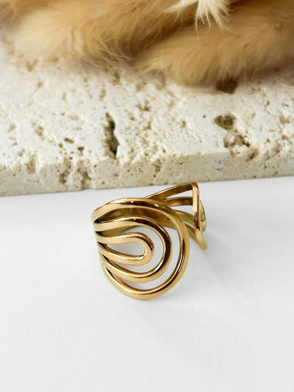 Alanis Ring – Sortija Dorada Escultural de Diseño Moderno