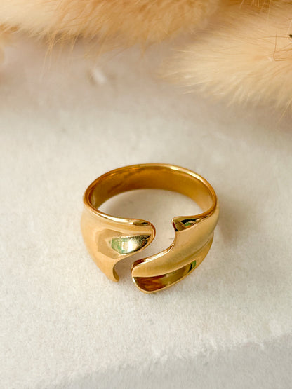 Curvy Ring – Sortija Dorada Ajustable de Diseño Curvo