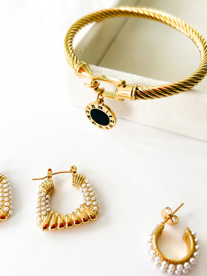 Bangle Dorado en Acero Inoxidable con Medalla Negra