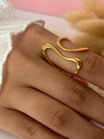Sara Ring – Sortija Dorada Ajustable de Diseño Fluido