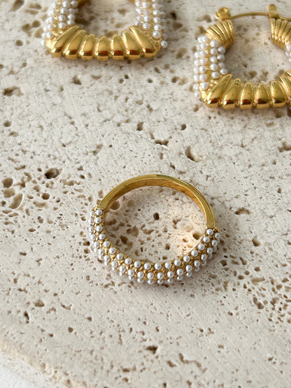 Chic Pearl Ring – Sortija Dorada Ajustable con Micro Perlas Elegantes
