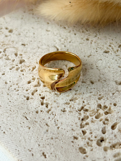 Curvy Ring – Sortija Dorada Ajustable de Diseño Curvo