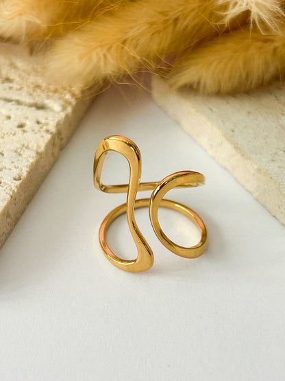 Sara Ring – Sortija Dorada Ajustable de Diseño Fluido
