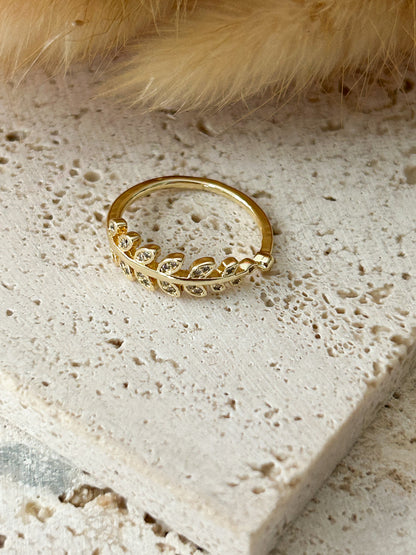 Shiny Leaf Ring – Sortija Dorada Ajustable con Diseño de Hojas Brillantes