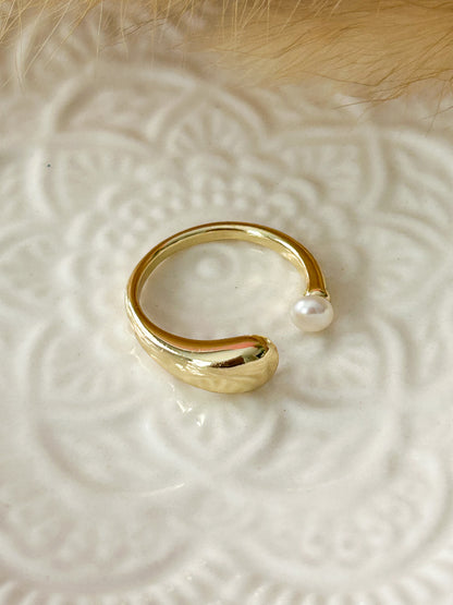 Aida’s Ring – Sortija Dorada Ajustable Minimalista con Perla