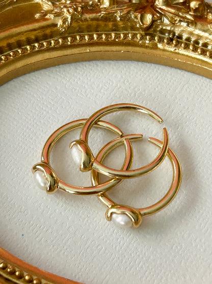 Single Freshwater Pearl Ring – Sortija Dorada Ajustable con Perla de Agua Dulce Natural