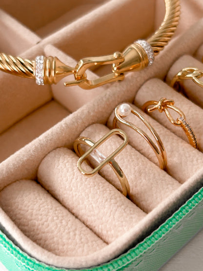 Crystal Pin Shape Ring – Sortija Dorada Ajustable con Cristal