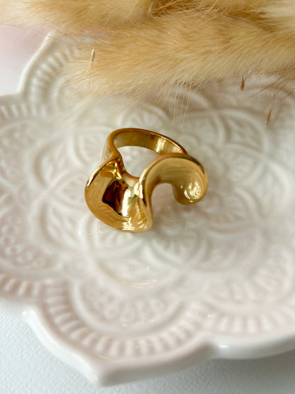 Tangled Ring – Sortija Dorada Ajustable de Diseño Orgánico