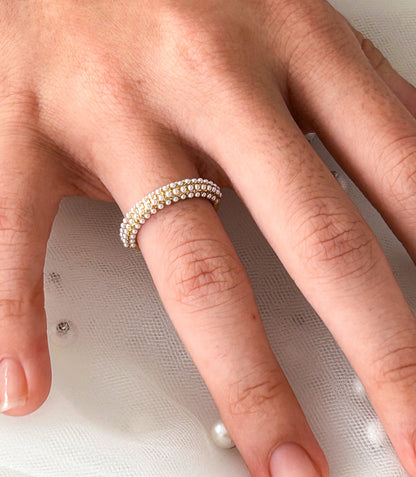 Chic Pearl Ring – Sortija Dorada Ajustable con Micro Perlas Elegantes