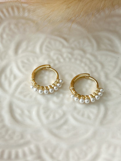 Mini Aretes Dorados con Perlas Pequeñas - Nayla
