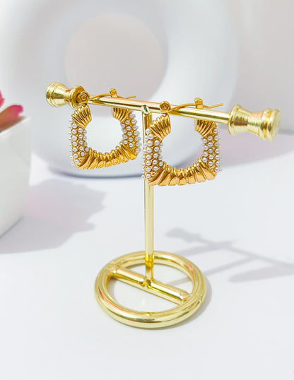 Pantallas Annie – Vintage Pearl Hoops