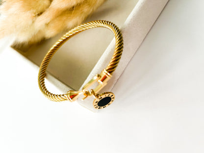 Bangle Dorado en Acero Inoxidable con Medalla Negra