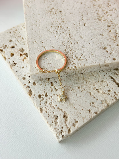 Hanging Star Ring – Sortija Dorada Ajustable con Estrella Colgante Delicada
