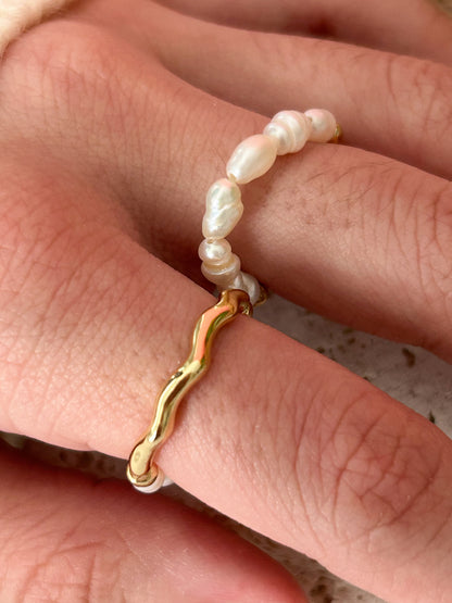 Gold & Pearls Ring – Sortija Dorada Ajustable con Perlas Naturales Elegantes