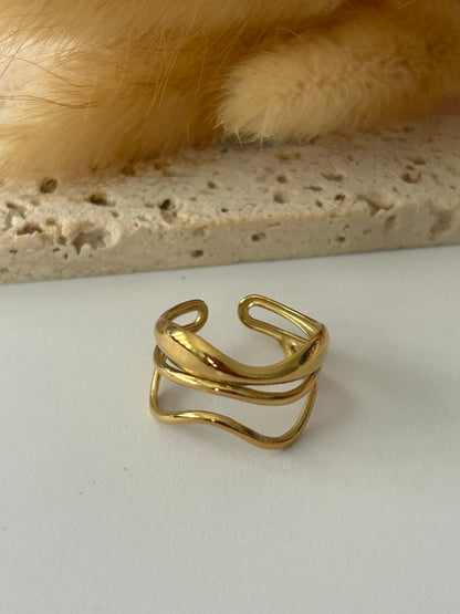 Nancy’s Ring – Sortija Dorada Ajustable de Líneas Onduladas