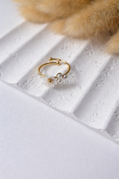 Anillo Floral con Perlas Suspiro de Primavera| Ajustable Dorado Elegante