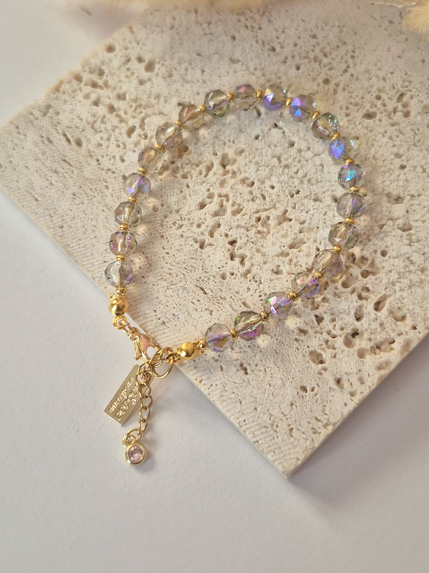 Pulsera Crystal Aura – Cristales iridiscentes con dije dorado