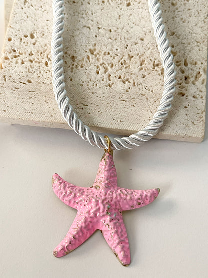 Reinas del Arrecife | Collar de Estreella de Mar Grande con Detalles Dorados