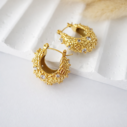 Aretes Dorados Textura Luxe con Zirconias