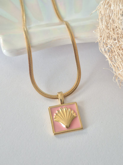 Concha Veraniega Dorada – Collar Esmaltado Elegante