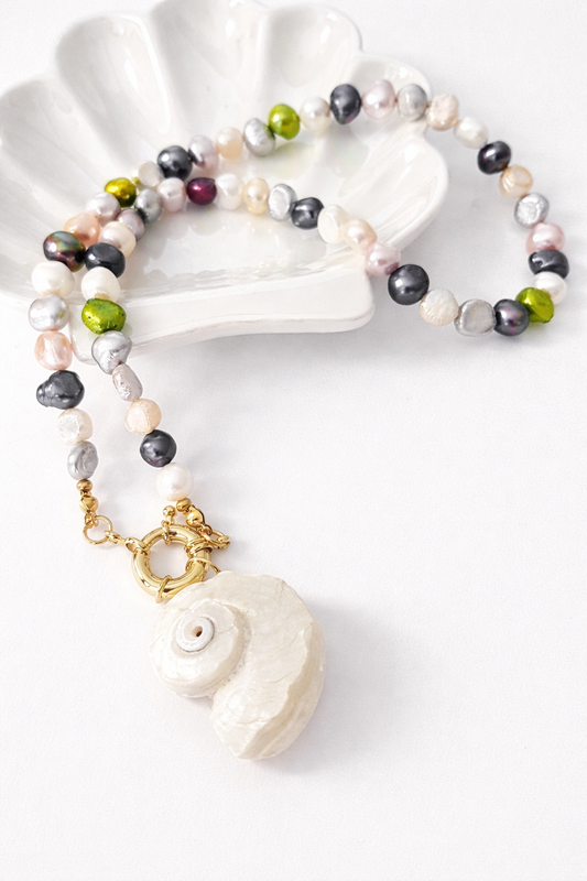 Collar Caracol Perlado – Collar de Perlas Barrocas con Concha Natural