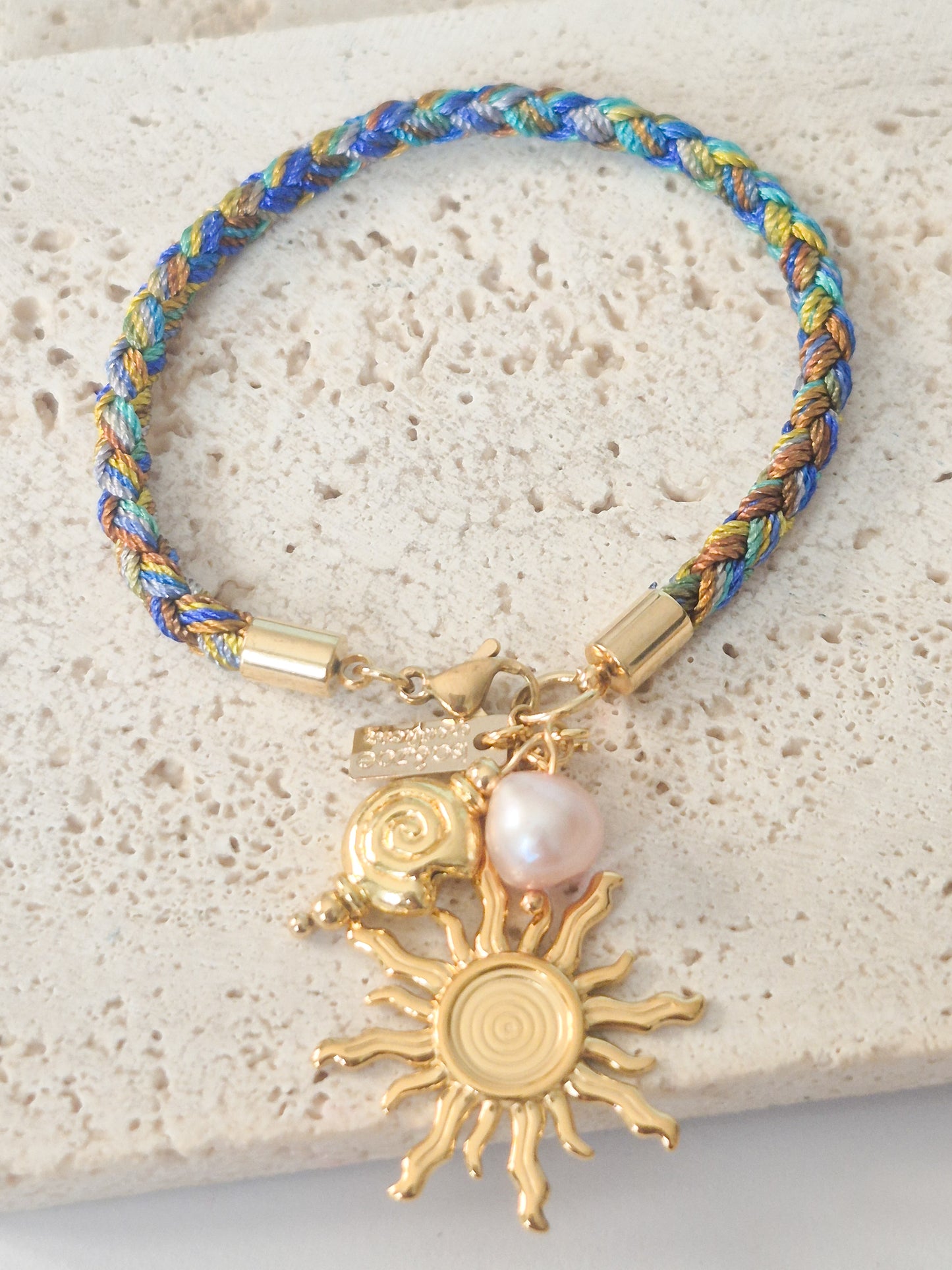 Pulsera Sol y Marea con Hilo Trenzado Multicolor y Dijes Dorados