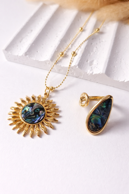 Collar Sol Dorado con Nácar | Elegancia y Energía en una Joya