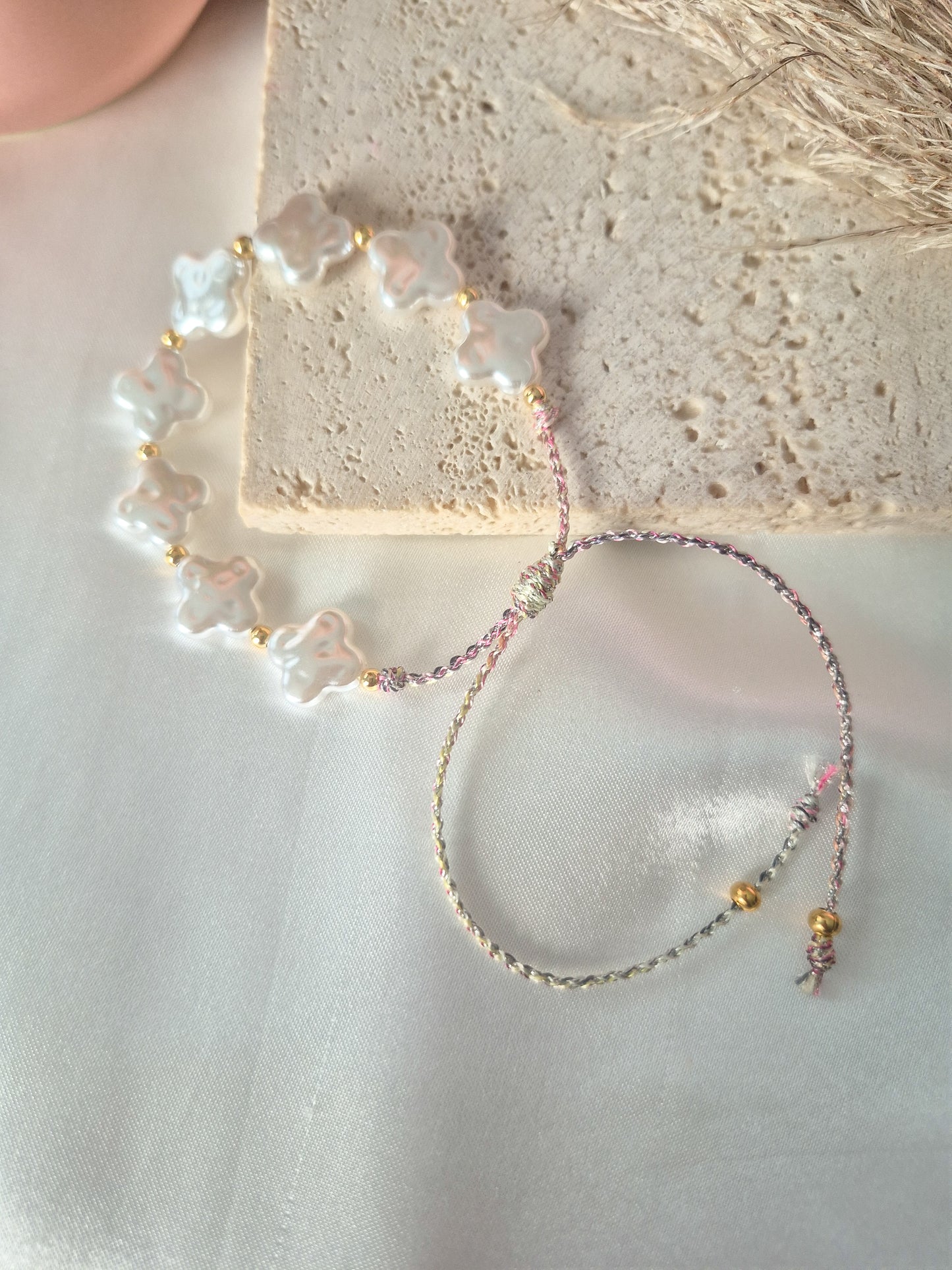 Pulsera Soft Bloom Ajustable con Detalles Delicados