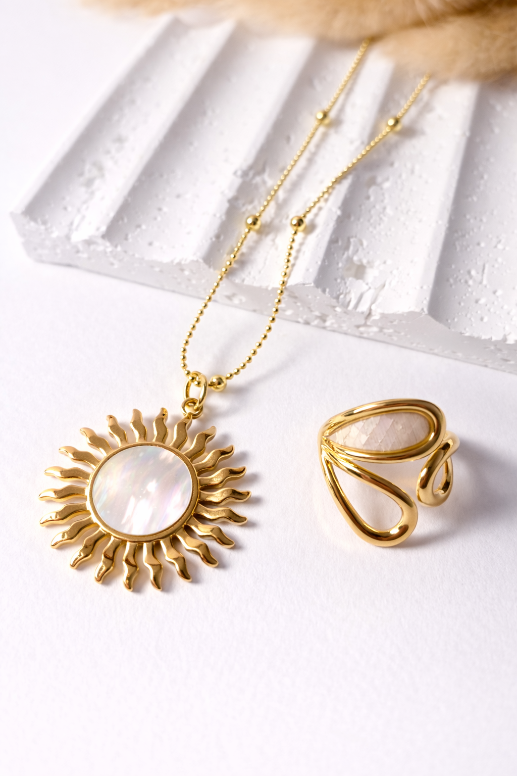 Collar Sol Dorado con Nácar | Elegancia y Energía en una Joya