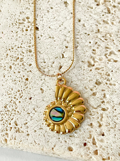 Susurro Marino | Collar Con Caracol Dorado y Piedra Turquesa