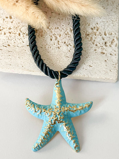 Reinas del Arrecife | Collar de Estreella de Mar Grande con Detalles Dorados