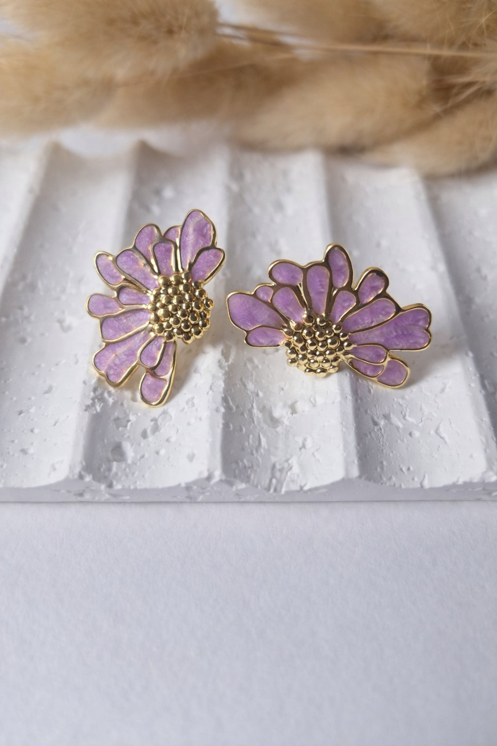 Aretes Flor Esmaltada| Dorados Elegantes para Mujer
