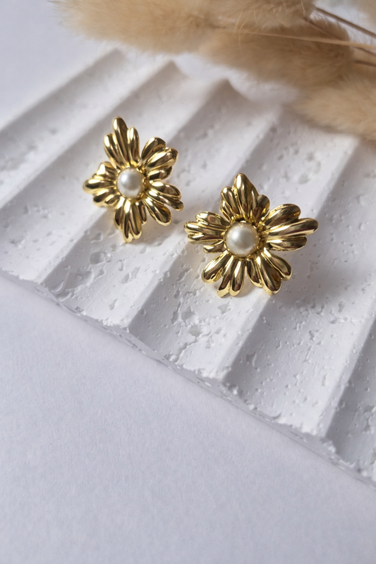 Aretes Flor Dorada con Perla | Elegantes para Mujer