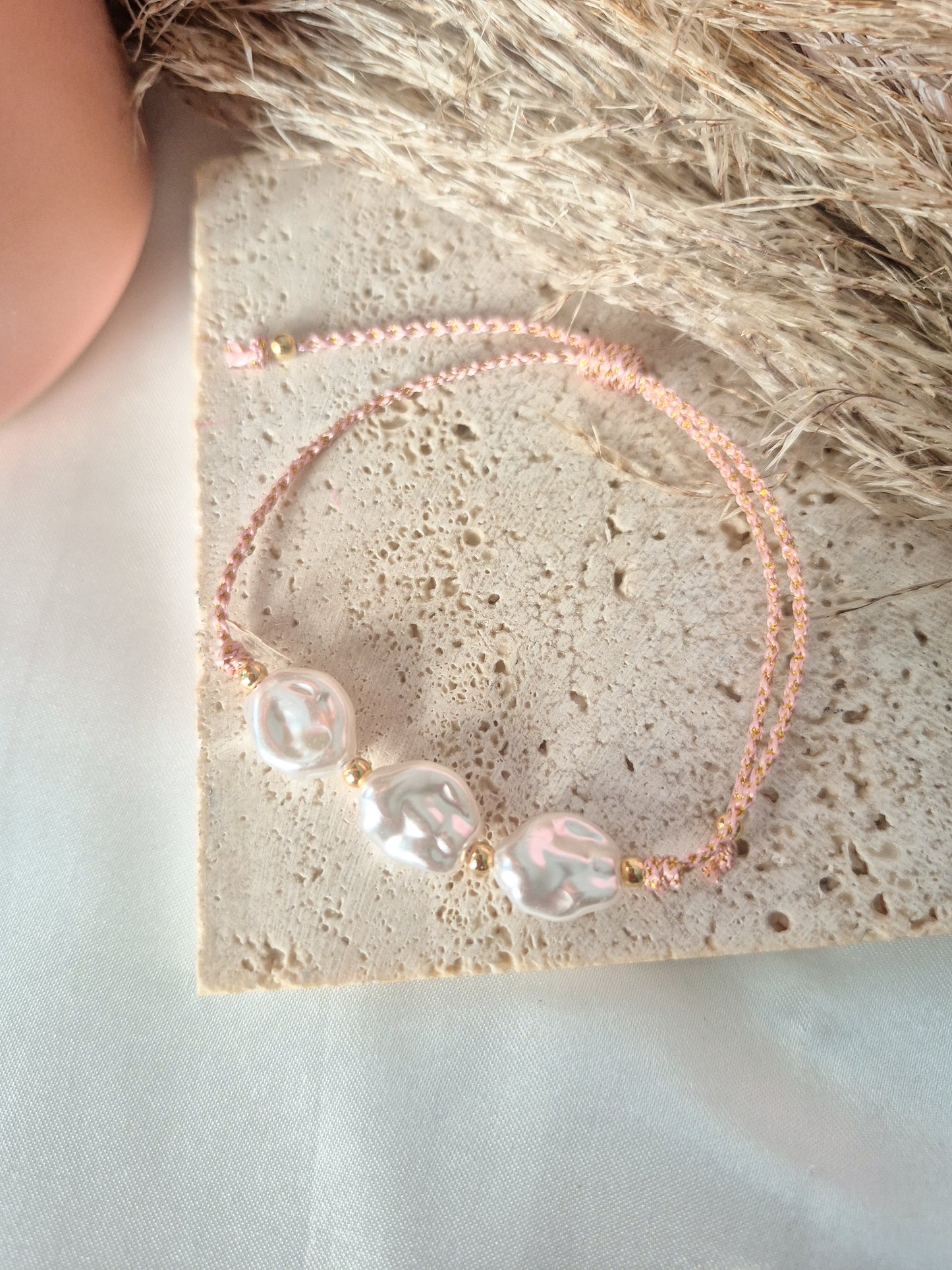 Pulsera Soft Bloom Ajustable con Detalles Delicados