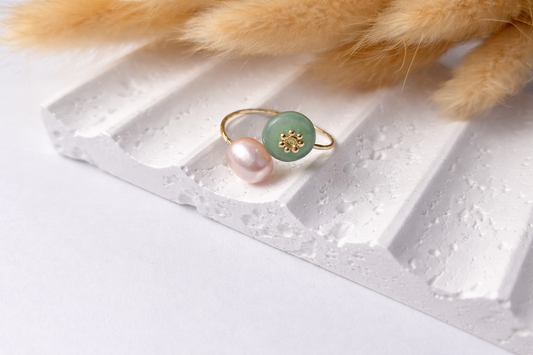 Sortija Armonía | Anillo con Piedra Verde y Perla Elegante