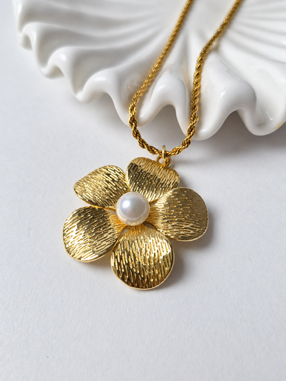 Collar Flor Dorada con Perla | Isa & Zoé Creations