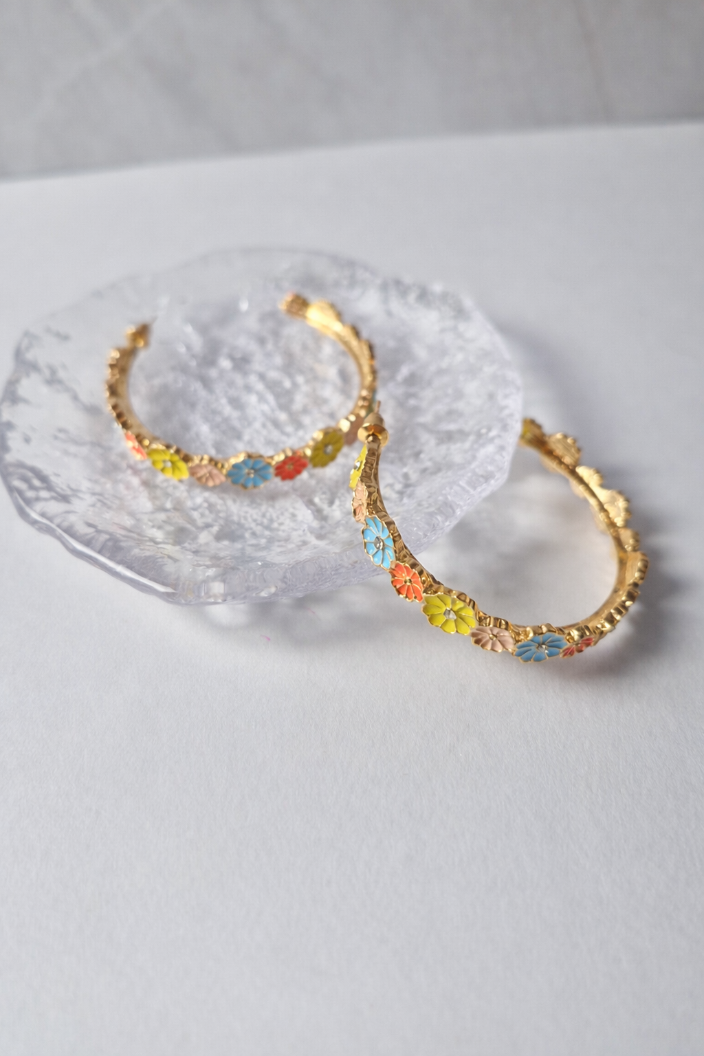 Aretes Aro Floral Multicolor| Dorados Elegantes para Mujer